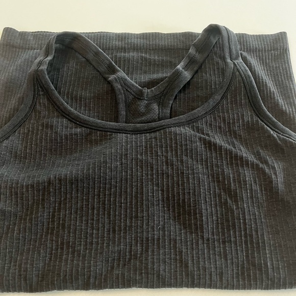 Ebb tank from lululemon great condition no piling only worn a few times size 6 - Picture 3 of 5